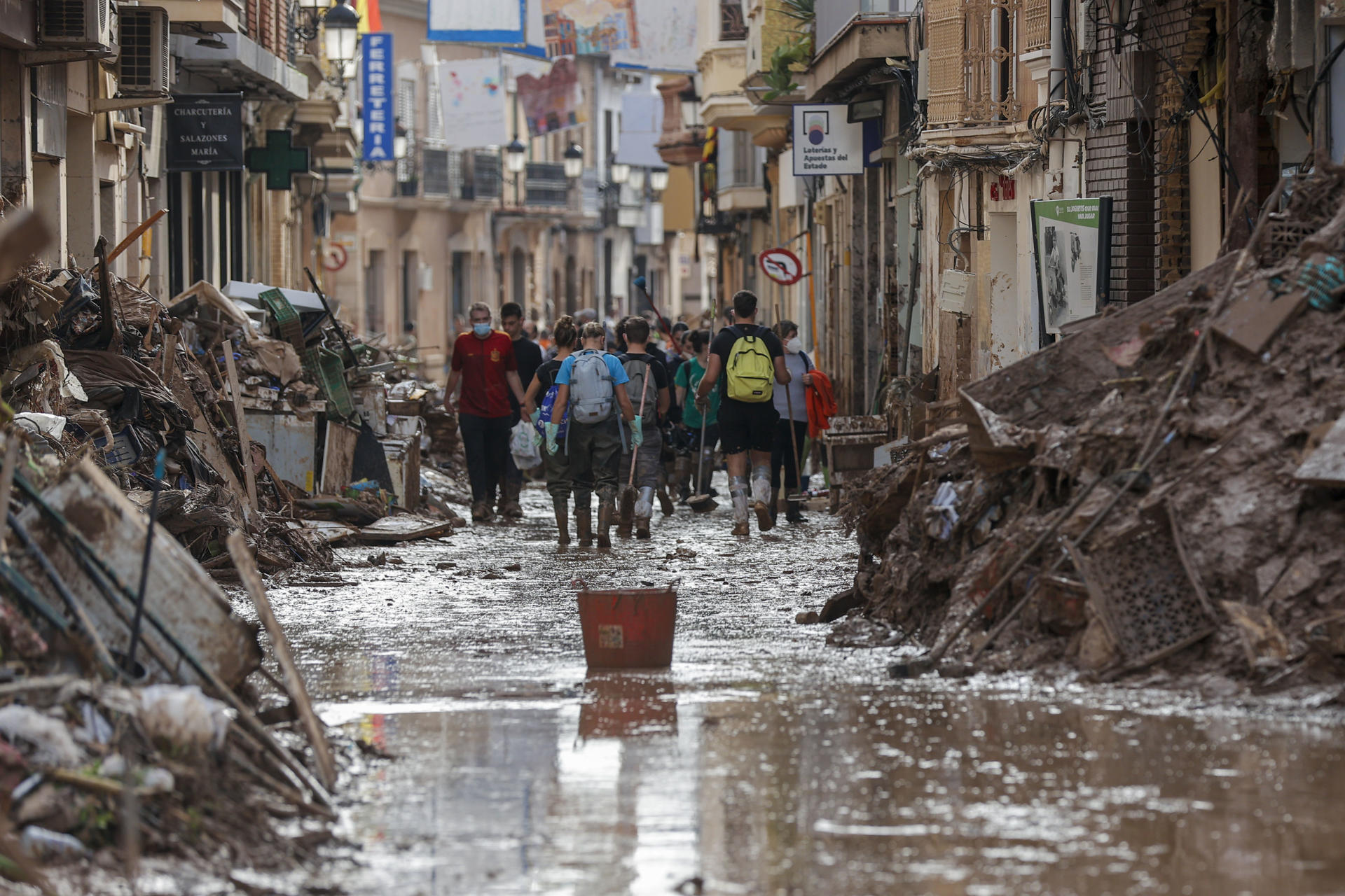 Calles de Paiporta encharcadas por la lluvia días después del paso de la dana. EFE/ Manuel Bruque