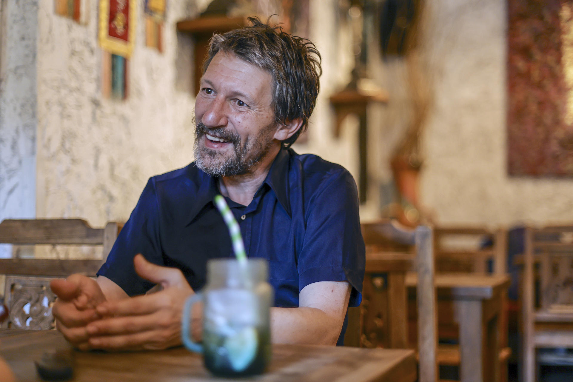 Los cines estrenan 'Cariñena, vino del mar', la primera película de Javier Calvo que parte de la historia real del periodista y el escritor gallego Antón Castro y que propone un viaje emocional y luminoso a través de la juventud, el recuerdo y el paisaje, en una etapa vital marcada por la incertidumbre, cuando las decisiones parecen frágiles y el futuro se intuye como un territorio por descubrir. EFE/Javier Cebollada