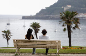 Unas mujeres observan la playa de la Concha desde el palacio de Miramar de San Sebastián. EFE/Juan Herrero.