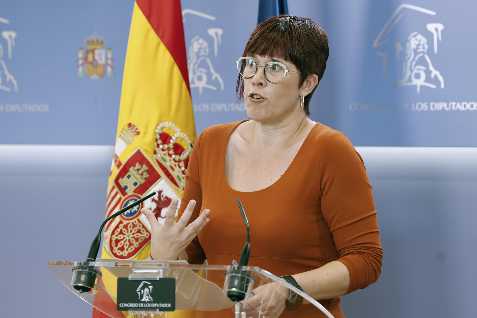 La diputada del Sumar Águeda Micó durante la rueda de prensa ofrecida en el marco de las reuniones de la Mesa y la Junta de Portavoces, este martes en el Congreso. EFE/Chema Moya