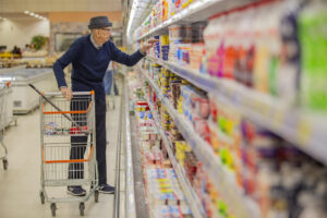 Fotografía de archivo en donde una persona hace compras en un supermercado en Brusque, estado de Santa Catarina (Brasil). EFE/Flavio Tin