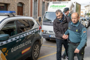 Imagen de archivo del traslado del juzgado de Villacarrillo (Jaén) de Ginés V.L., el empresario agrícola arrestado como principal sospechoso de la desaparición forzosa del jornalero senegalés Ibrahima Diouf. EFE/ Jose Manuel Pedrosa