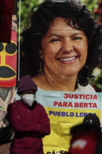 Fotografía del 2 de marzo de 2022 que muestra un cartel donde se pide justicia por el asesinato de la líder indígena hondureña Berta Cáceres. EFE/ Gustavo Amador
