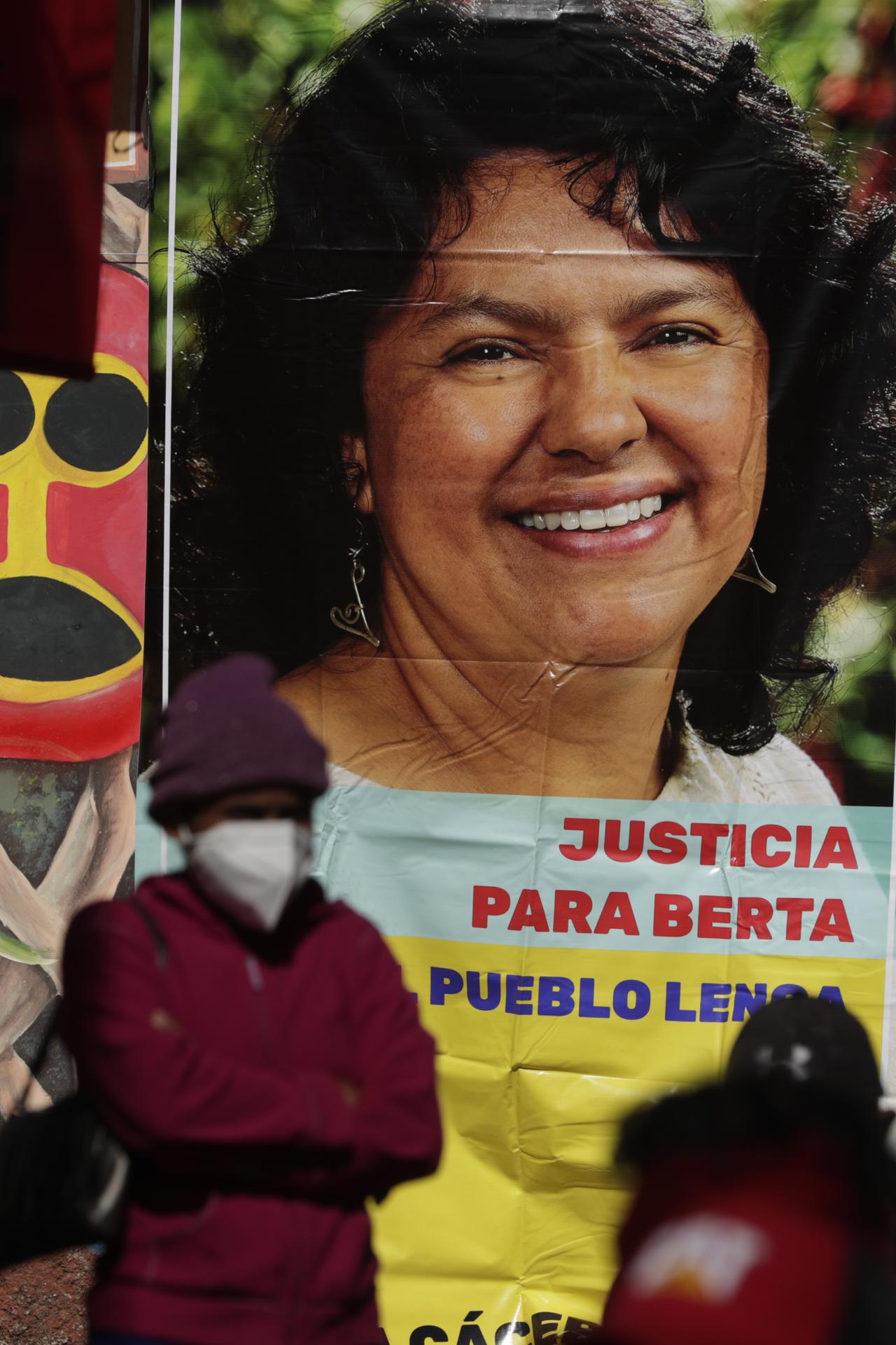 Fotografía del 2 de marzo de 2022 que muestra un cartel donde se pide justicia por el asesinato de la líder indígena hondureña Berta Cáceres. EFE/ Gustavo Amador