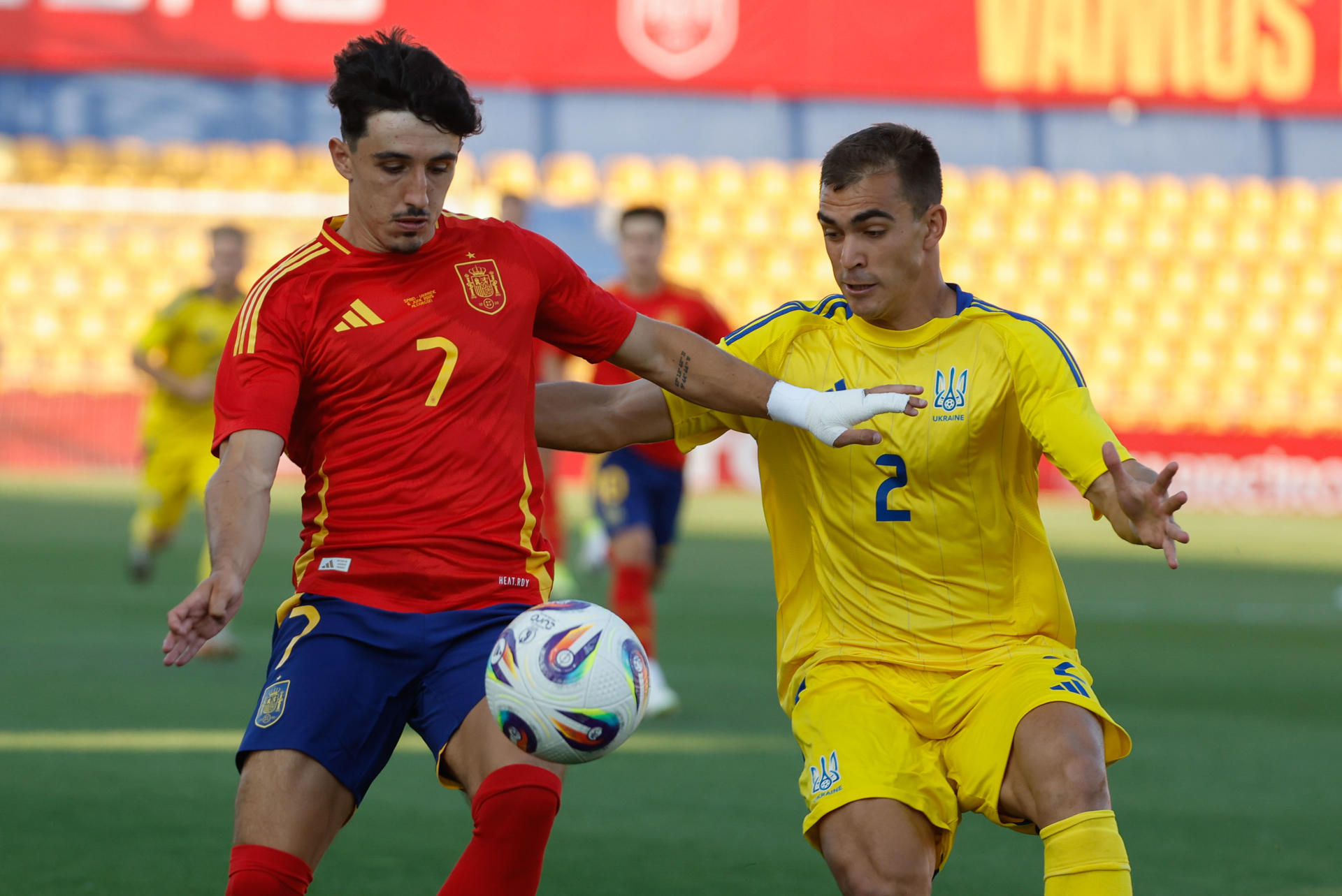 El futbolista español Diego López (i) durante el partido amistoso de la categoría sub 21 entre España y Ucrania, en el estadio de Santo Domingo de Alcorcón. EFE/ Juanjo Martin