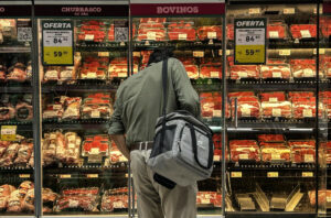 Un hombre observa alimentos en una tienda en Rio de Janeiro (Brasil), en una fotografía de archivo. EFE/ Antonio Lacerda.
