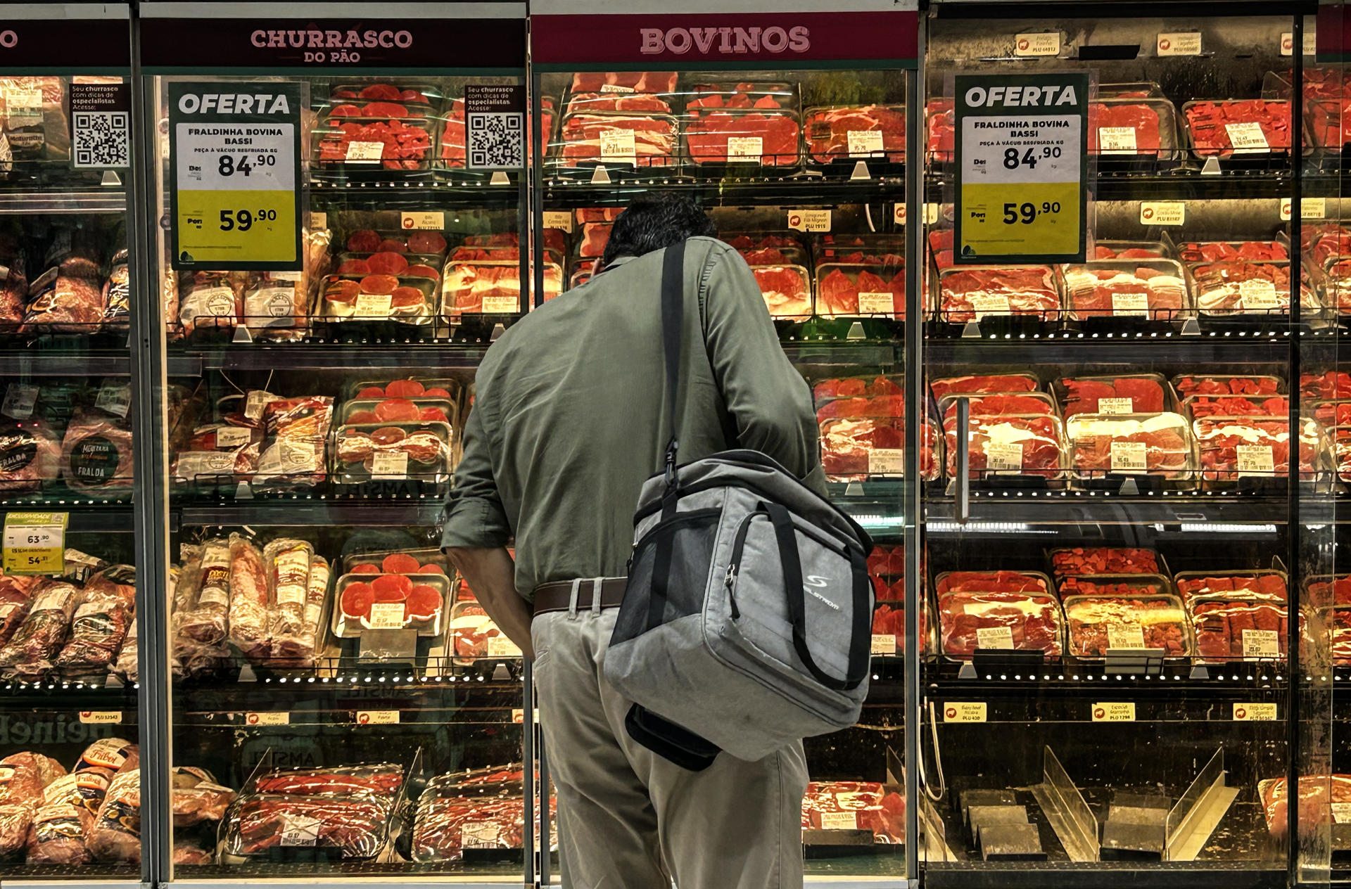 Un hombre observa alimentos en una tienda en Rio de Janeiro (Brasil), en una fotografía de archivo. EFE/ Antonio Lacerda.
