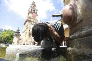 La Agencia Estatal de Meteorología (Aemet) ha activado avisos en quince comunidades autónomas; de nivel naranja (riesgo importante) en Navarra, País Vasco y la Rioja por tormentas y en Aragón y Andalucía por altas temperaturas, mientras el resto son amarillos por esos fenómenos además de por lluvias, viento o mala mar. En la imagen, un turista se refresca en una fuente del Patio de los Naranjos de la Mezquita Catedral de Córdoba. EFE/Salas