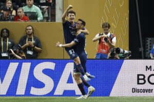 Joao Neves del Paris Saint-Germain (i) celebra junto a su compañero Fabian Ruiz tras anotarle al Inter Miami.. EFE/ERIK S. LESSER