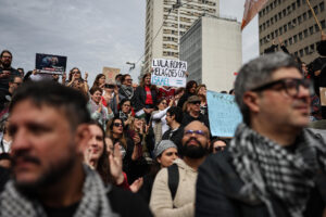 Fotografía de archivo de personas que se manifiestan durante una protesta a favor del pueblo palestino en São Paulo (Brasil). Liderados por Thiago Ávila, uno de los activistas de la Flotilla de la Libertad. EFE/ Isaac Fontana