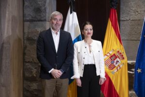 El presidente de Canarias, Fernando Clavijo (i), y la ministra de Juventud e Infancia, Sira Rego (d), en una imagen de archivo. EFE/Miguel Barreto