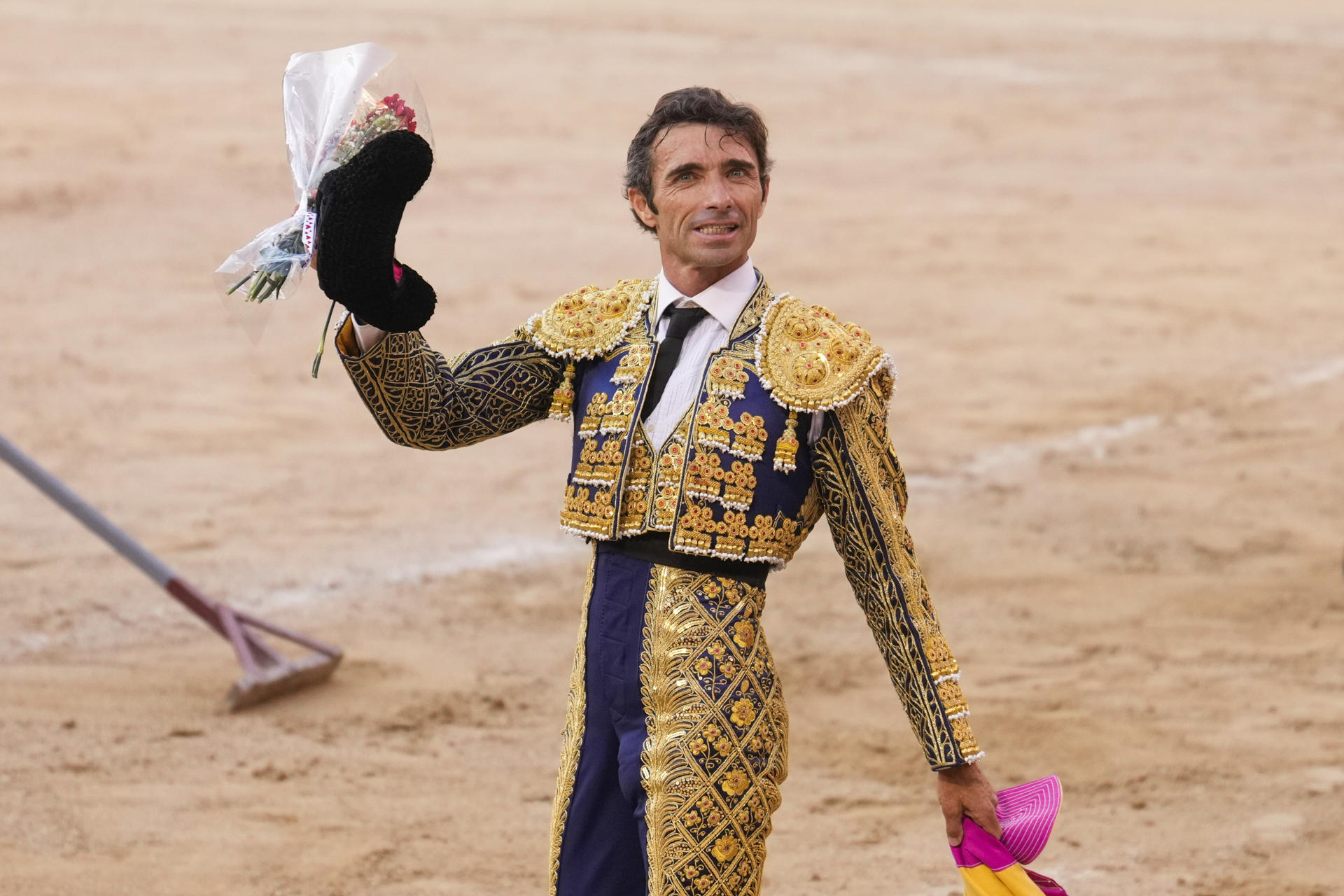 El diestro Fernando Robleño da la vuelta al rueda tras la faena a su segundo toro en el festejo taurino de la feria de San Isidro que se celebra este sábado en la Monumental de Las Ventas, en Madrid, con toros de Adolfo Martín para los diestros Antonio Ferrera, Fernando Robleño y Manuel Escribano. EFE/ Borja Sanchez-Trillo