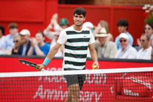 Carlos Alcaraz tras vencer en semifinales a Roberto Bautista (6-4 y 6-4), en Queen's. .EFE/EPA/DAVID CLIFF
