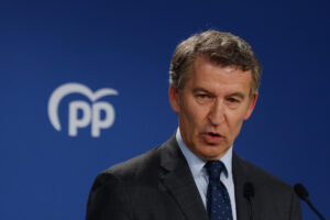 MADRID, 12/06/2025.-El presidente del Partido Popular Alberto Núñez Feijóo, este pasado jueves 12 de junio durante la rueda de prensa en la sede de su partido en Madrid. EFE/ Sergio Pérez.