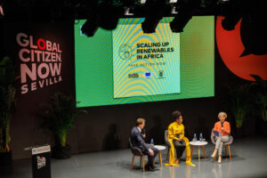 la presidenta de la Comisión Europea, Ursula von der Leyen (d), durante su participación hoy domingo en la ´Global Citizen Now:2025´ que se celebra en el CaixaForum de Sevilla, antesala a la IV Conferencia Internacional sobre Financiación para del Desarrollo de la Naciones Unidas. EFE / Julio Muñoz.