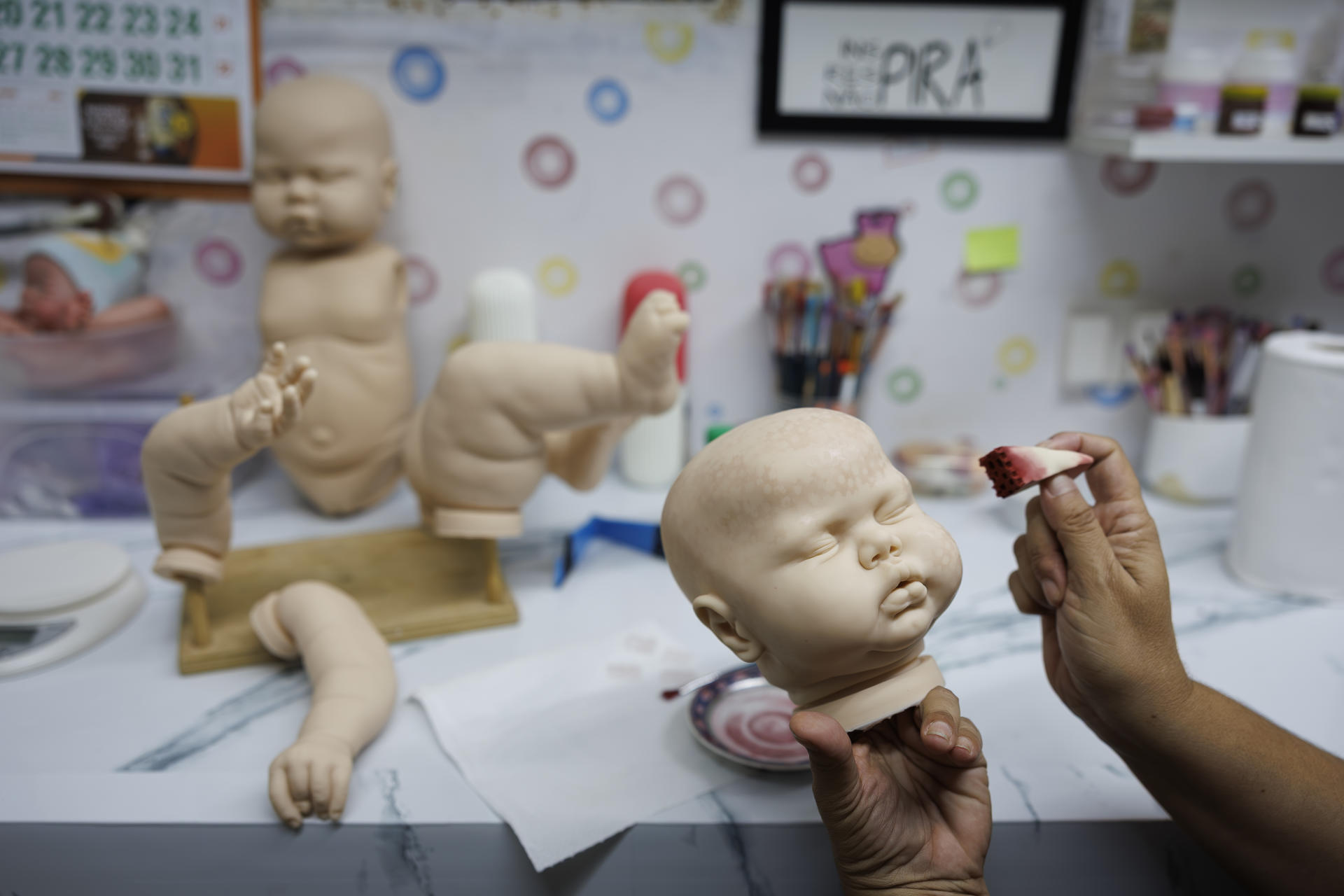 Fotografía del 30 de mayo de 2025 de una persona trabajando en la creación casera de muñecos en São Paulo (Brasil). EFE/ Isaac Fontana
