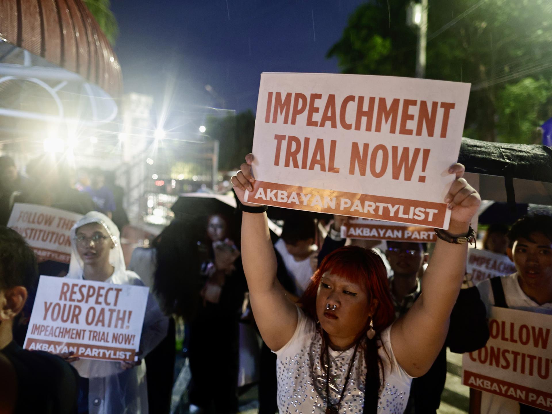 MANILA (Philippines), 10/06/2025.- People stage a protest rally outside the Philippine Senate session hall, which has been converted into an impeachment court in Manila, Philippines, 10 June 2025. Vice-president Sara Duterte is facing an impeachment trial, accused of betrayal of public trust, culpable violation of the constitution, graft and corruption, and other high crimes. (Protestas, Filipinas) EFE/EPA/FRANCIS R. MALASIG
