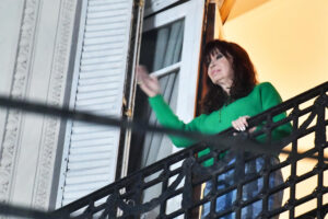 La expresidenta argentina Cristina Fernández saluda desde el balcón de su casa este jueves, en Buenos Aires (Argentina). EFE/ Martín Quintana