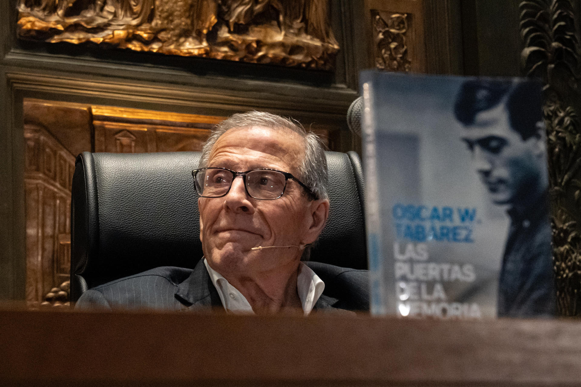 El exseleccionador de Uruguay Óscar Washington Tabárez presenta su libro 'Las puertas de la memoria' durante un evento en Montevideo (Uruguay). EFE/Sofía Torres