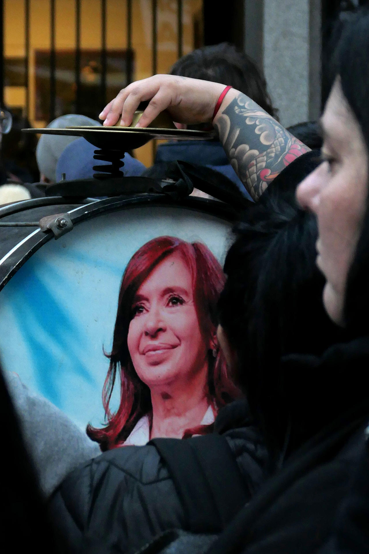 Seguidores de la expresidenta argentina Cristina Fernández reaccionan este 10 de junio de 2025 en Buenos Aires (Argentina). EFE/ Enrique García Medina