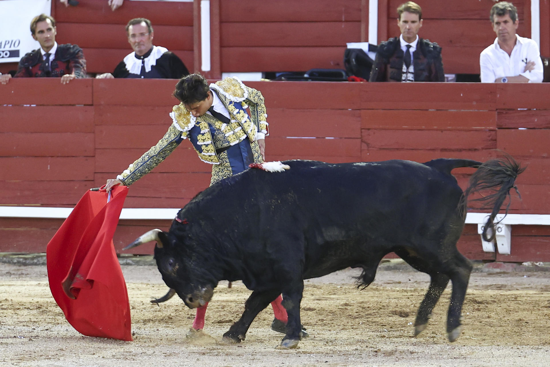 El diestro peruano Roca Rey en la lidia a su segundo astado durante al festejo taurino por el Corpus, este jueves en la plaza de toros de Toledo. EFE/ Ismael Herrero