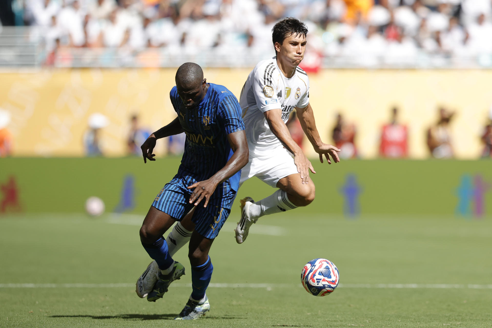 Gonzalo García (d) lucha por el balón con Kalidou Koulibaly, en el partido del Mundial de Clubes entre el Real Madrid y Al Hilal en Miami. EFE/Andre Coelho