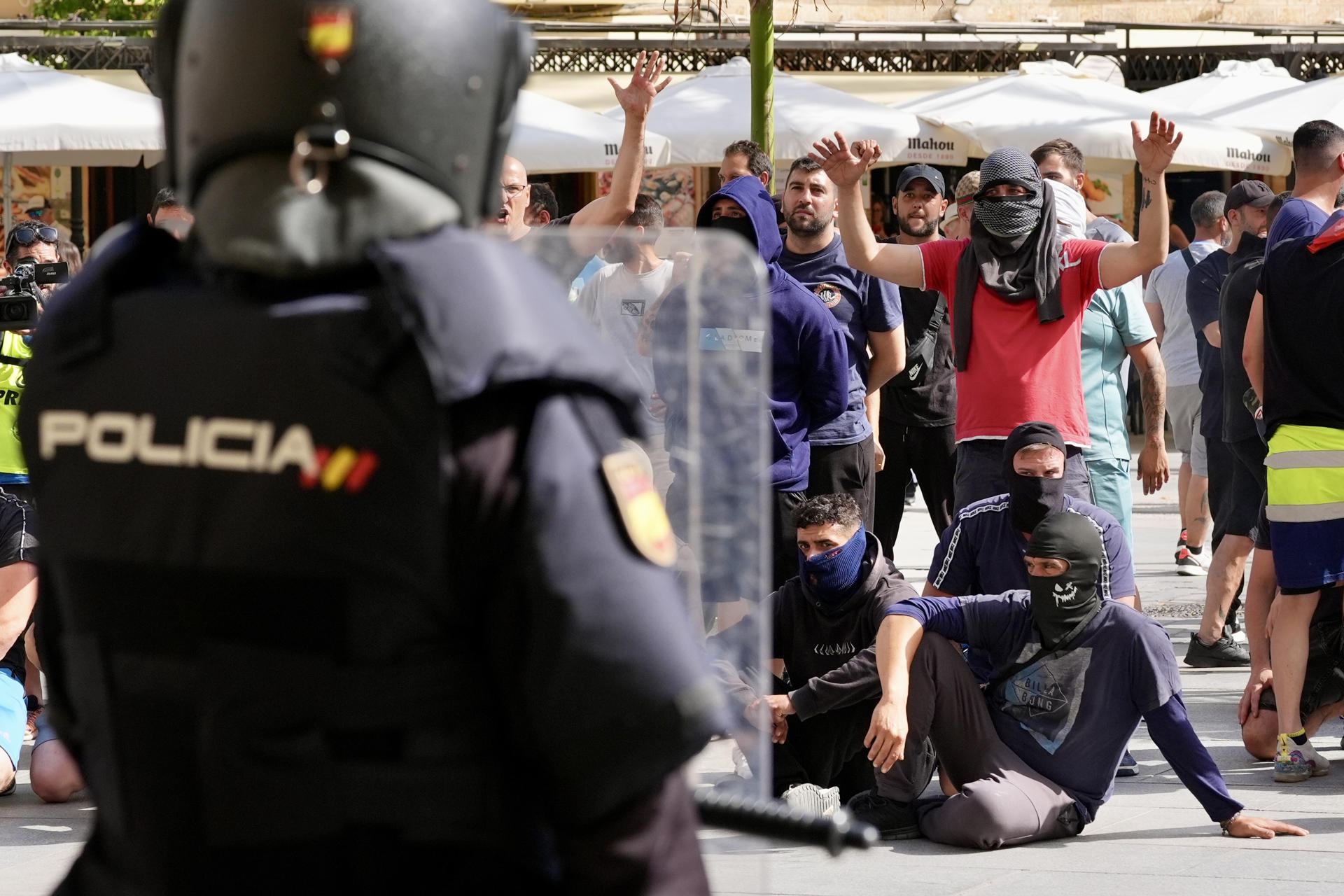 Imagen de ayer jueves de trabajadores del sector del metal en Cádiz manifestándose en la segunda jornada de huelga.EFE/Román Ríos.