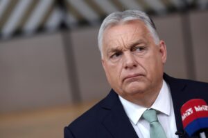 El primer ministro de Hungría, Viktor Orban, habla con los medios de comunicación al llegar para asistir a la Cumbre de Líderes de la UE en Bruselas, Bélgica, el 26 de junio de 2025. Los líderes de la UE se reúnen para una cumbre de dos días para abordar los desafíos geoeconómicos y los desarrollos en curso en Ucrania y Oriente Medio, entre otros temas. (Bélgica, Hungría, Ucrania, Bruselas) 
EFE/EPA/OLIVIER MATTHYS