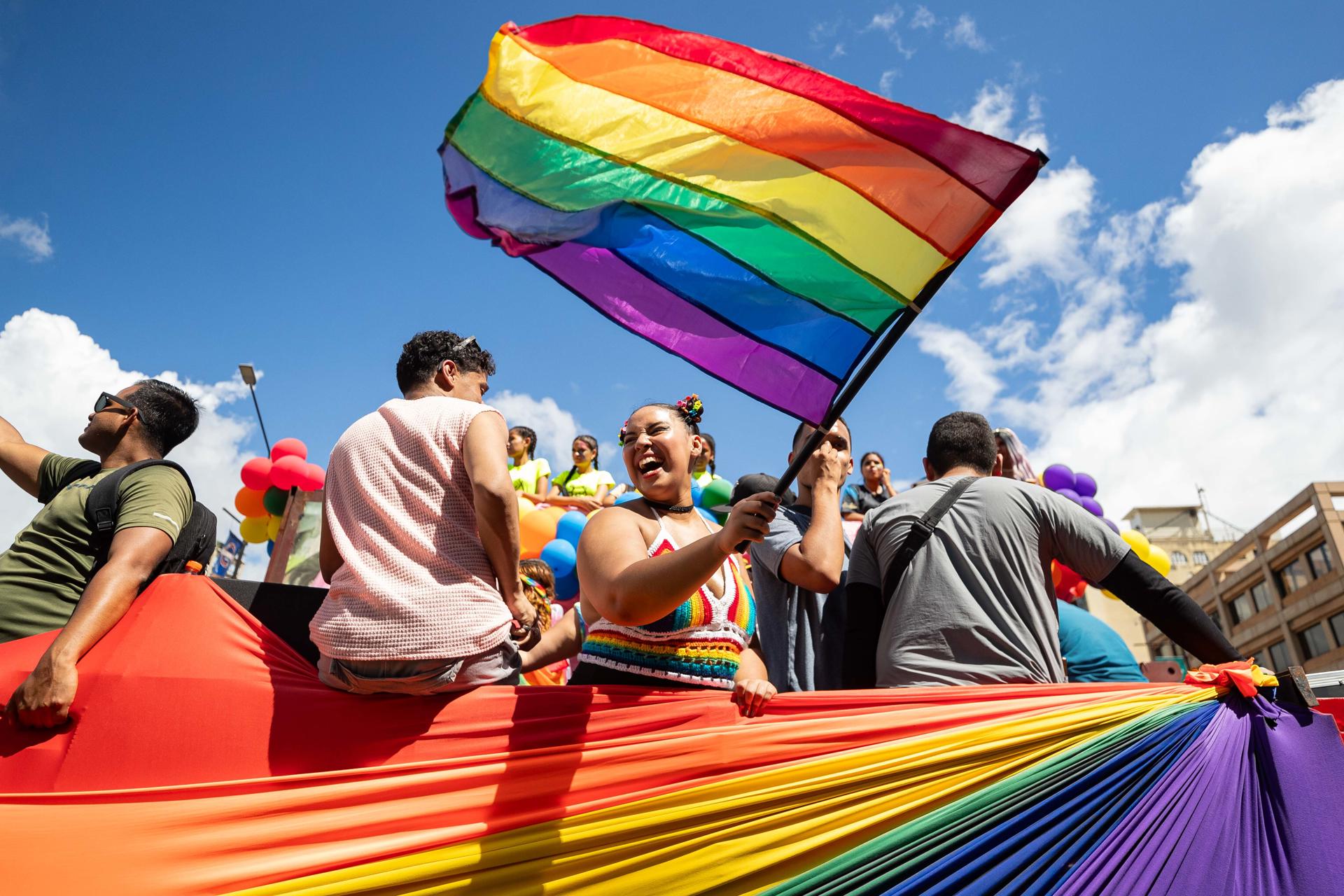 Personas participan en una marcha por el Día Internacional del Orgullo LGTBI este sábado, en Caracas (Venezuela). EFE/ Ronald Peña R