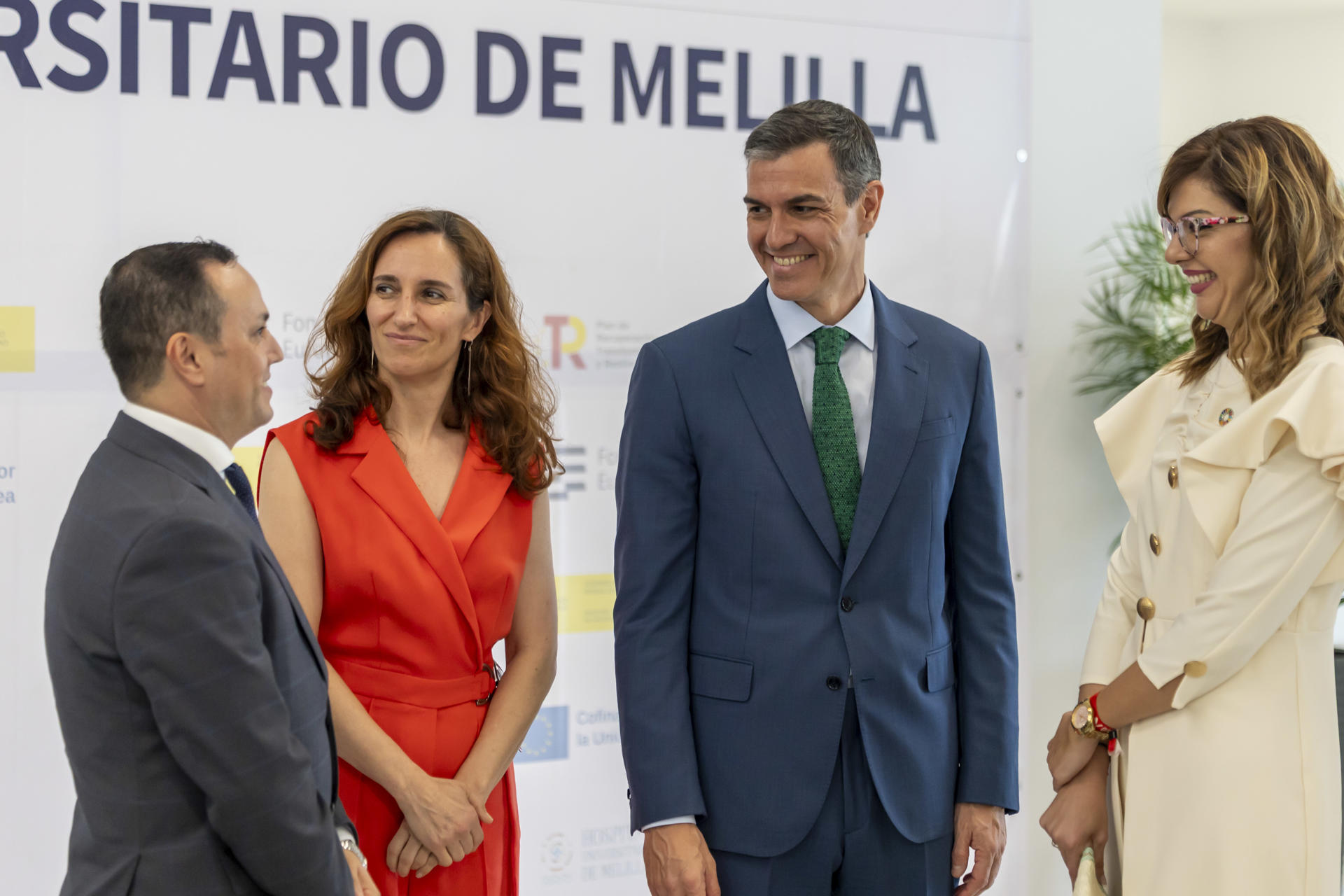 El presidente del Gobierno, Pedro Sánchez (2), junto a la ministra de Sanidad, Mónica García (2i), durante el acto de inauguración del Hospital Universitario de Melilla, este lunes. EFE/ José Manuel Giner Gutiérrez