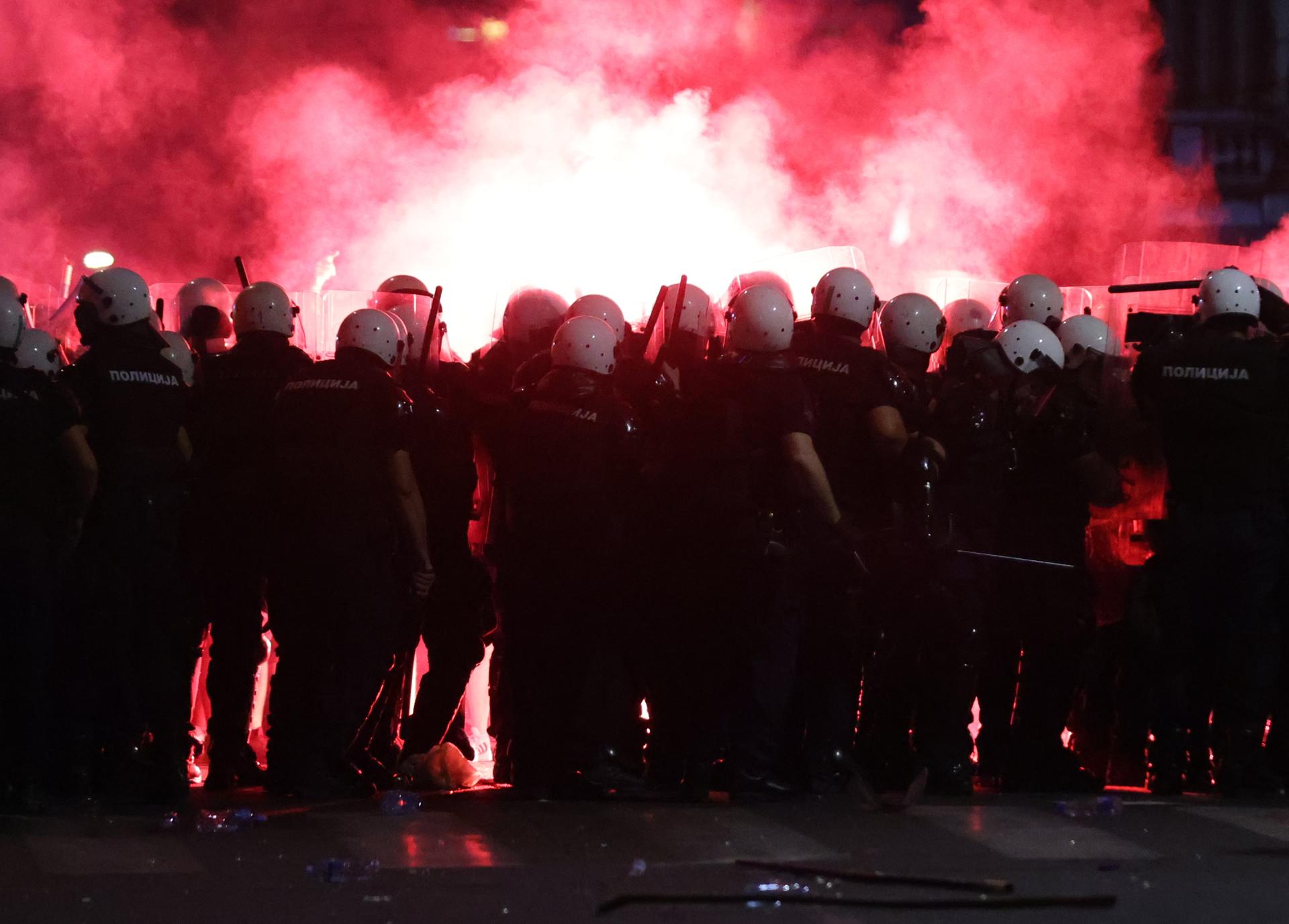 Un grupo de manifestantes lanzan proyectiles a los agentes de la policía antidisturbios después de una protesta liderada por estudiantes en Belgrado, el 28 de junio de 2025. EFE/Andrej Cukic