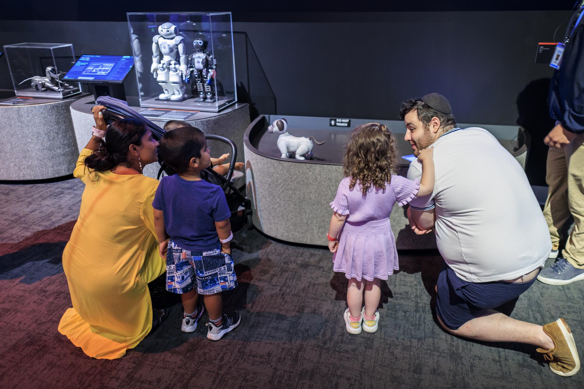 La exposición 'AI: More Than Human' del Museo Frost Science de Miami promete una mirada al futuro de la relación humana con la inteligencia artificial, la interacción con máquinas para experimentar "de primera mano" esta tecnología, el abordaje de sus dilemas éticos y su impacto ambiental. EFE/EPA/CRISTOBAL HERRERA-ULASHKEVICH