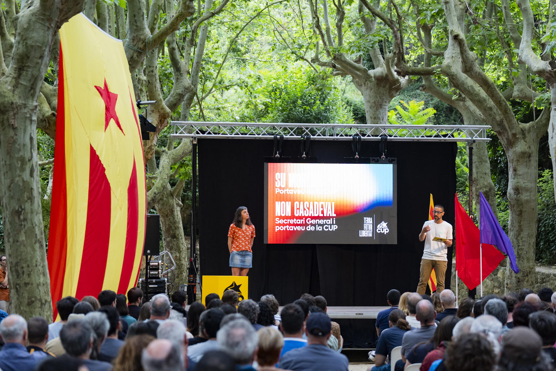 La portavoz de la CUP, Su Moreno (i), y el secretario general, Non Casadevall (d), durante el acto 'Construimos un país' celebrado este domingo en Capellades (Barcelona). EFE/Siu Wu