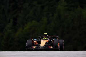 El inglés Lando Norris (McLaren) en el Gran Premio de Austria, el undécimo del Mundial de Fórmula Uno, que se disputa en el Red Bull Ring de Spielberg, en Estiria.EFE/EPA/ANNA SZILAGYI