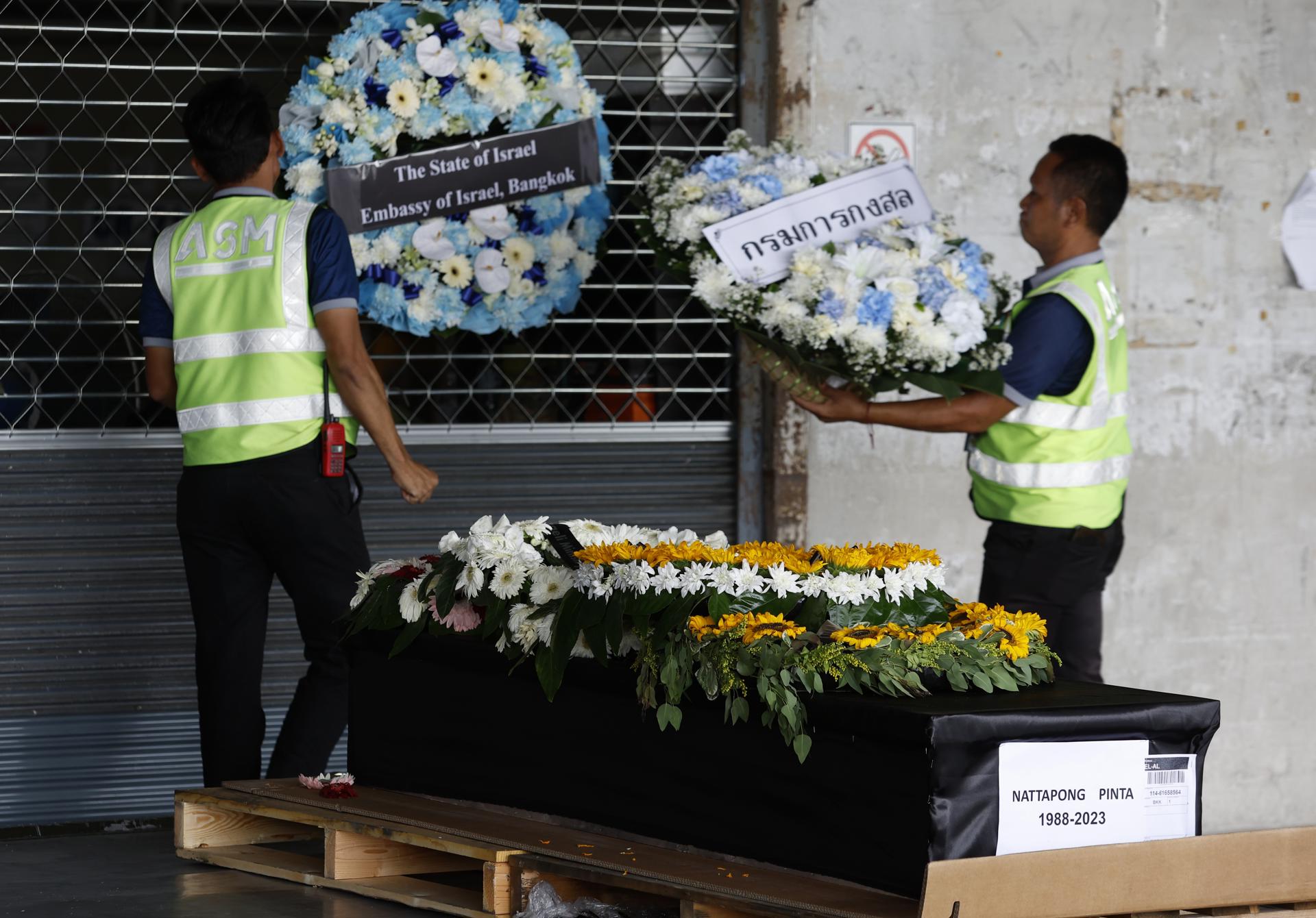 SAMUT PRAKAN (Thailand), 11/06/2025.- The coffin of Thai worker Nattapong Pinta, who was taken hostage in the Hamas-led 07 October 2023 attacks on Israel, after the body was repatriated to Thailand, at Suvarnabhumi Airport in Samut Prakan province, Thailand, 11 June 2025. Thailand's Ministry of Foreign Affairs has confirmed the return of the body of Nattapong Pinta, the last Thai national killed during the Israel-Hamas conflict. He was among 31 Thai hostages taken by Hamas during the October 2023 attacks. In total, 46 Thai nationals lost their lives in the conflict; 28 were released and safely returned home, while 2 died in captivity. (Tailandia) EFE/EPA/NARONG SANGNAK