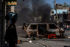 Fotografía del 2 de abril de 2025 que muestra un vehículo incinerado en una manifestación en Puerto Príncipe para exigir a las autoridades medidas para hacer frente a la creciente ola de violencia en Haití. EFE/ Mentor David Lorens
