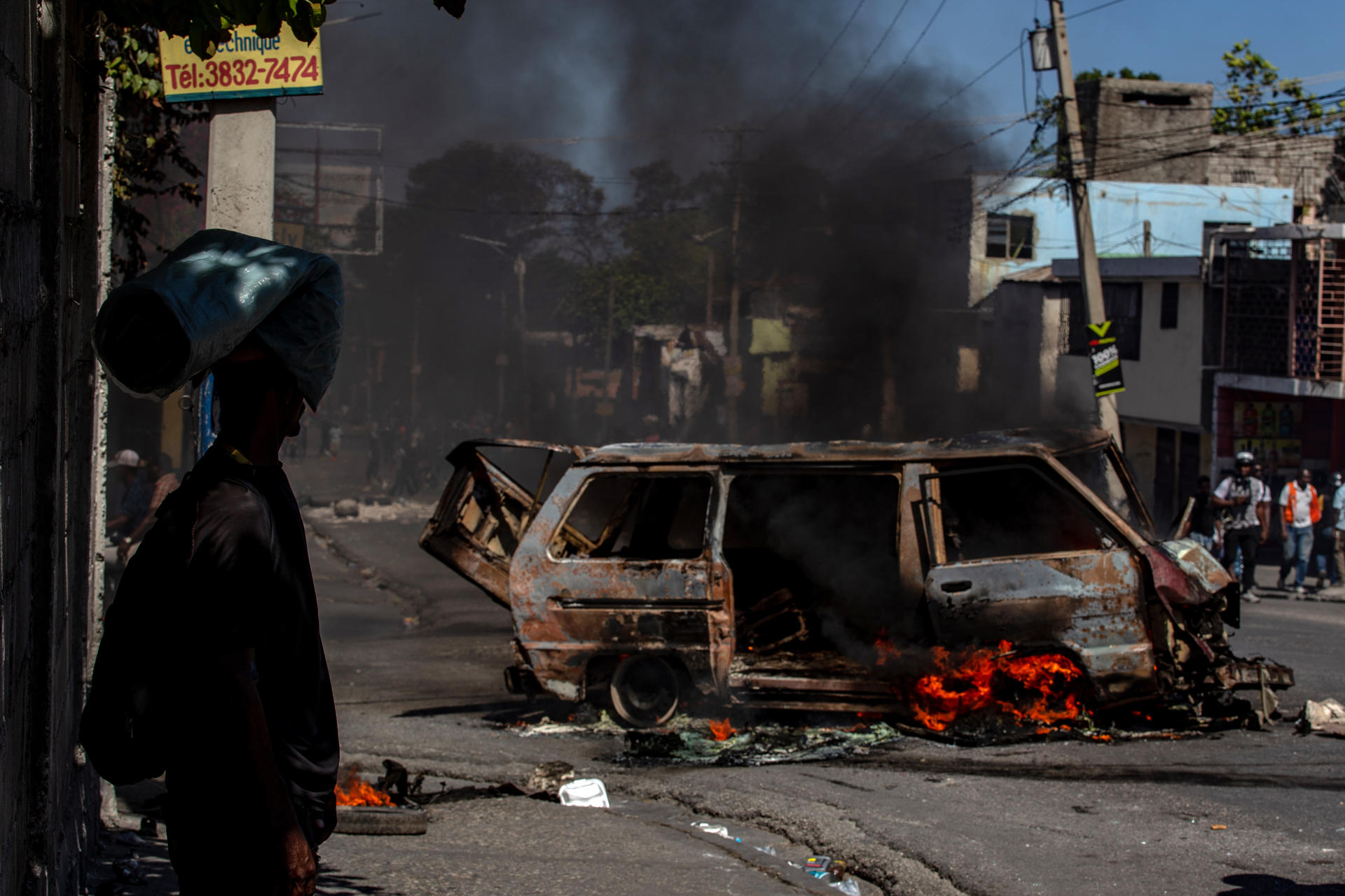 Fotografía del 2 de abril de 2025 que muestra un vehículo incinerado en una manifestación en Puerto Príncipe para exigir a las autoridades medidas para hacer frente a la creciente ola de violencia en Haití. EFE/ Mentor David Lorens