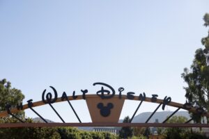 Fotografía de archivo donde se ve la puerta de los estudios Walt Disney Co. en Burbank, California (EE.UU.). EFE/ Caroline Brehman