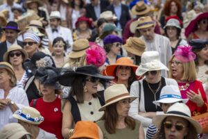Cientos de personas han participado este domingo en la tercera edición de su 'Paseo con sombrero', con el que San Sebastián revive el espíritu de la belle époque. EFE/Javier Etxezarreta