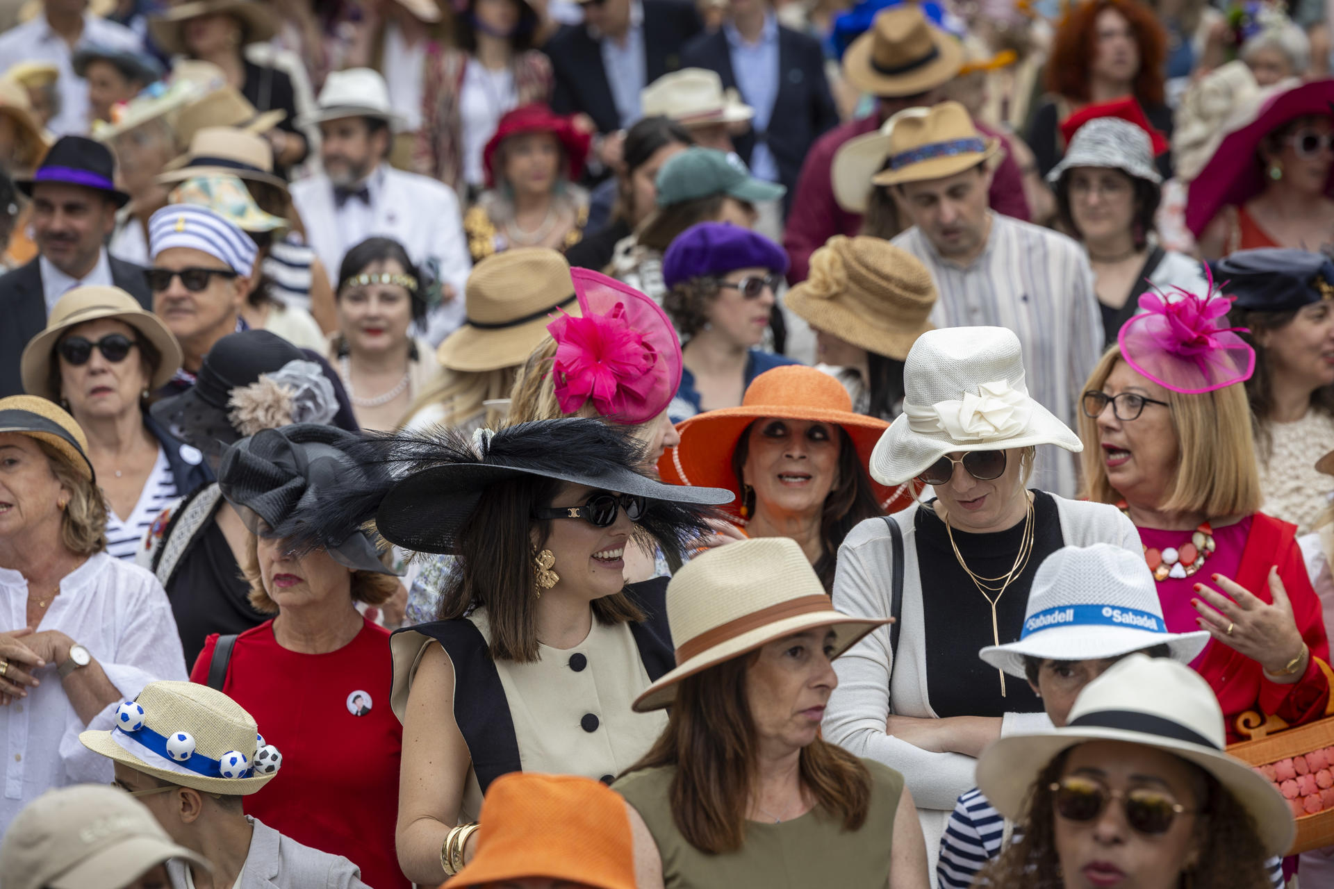 Cientos de personas han participado este domingo en la tercera edición de su 'Paseo con sombrero', con el que San Sebastián revive el espíritu de la belle époque. EFE/Javier Etxezarreta