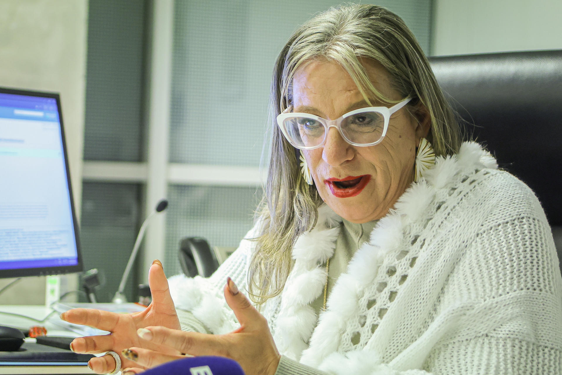 La secretaria de Derechos Humanos de la Presidencia de Uruguay, Collette Spinetti, habla durante una entrevista con EFE este martes, en su despacho en la Torre Ejecutiva en Montevideo (Uruguay). EFE/ Gaston Britos
