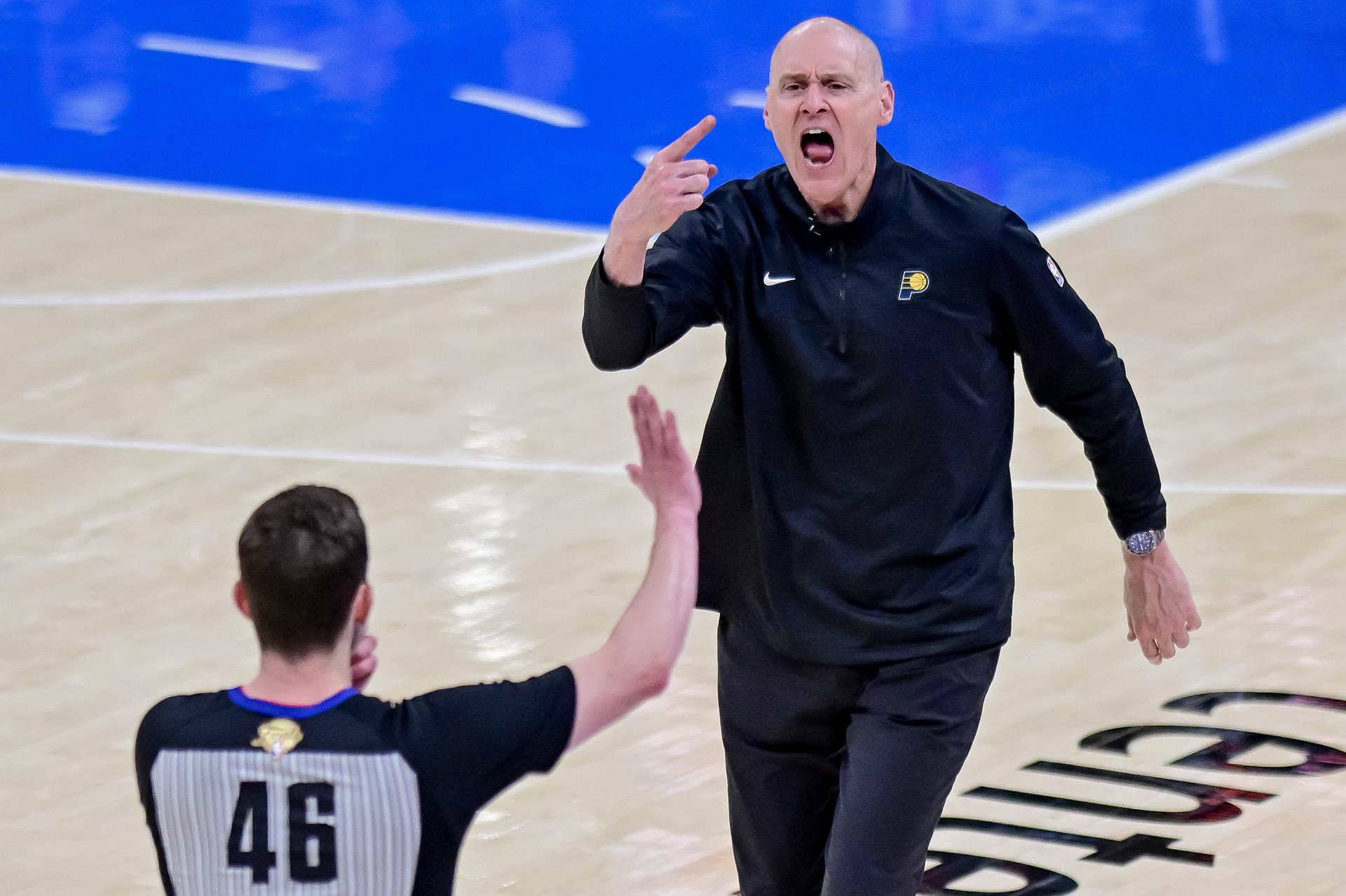 El entrenador de los Indiana Pacers Rick Carlisle (d) reacciona ante el juez de la NBA  Ben Taylor (i). EFE/Manuela Soldi