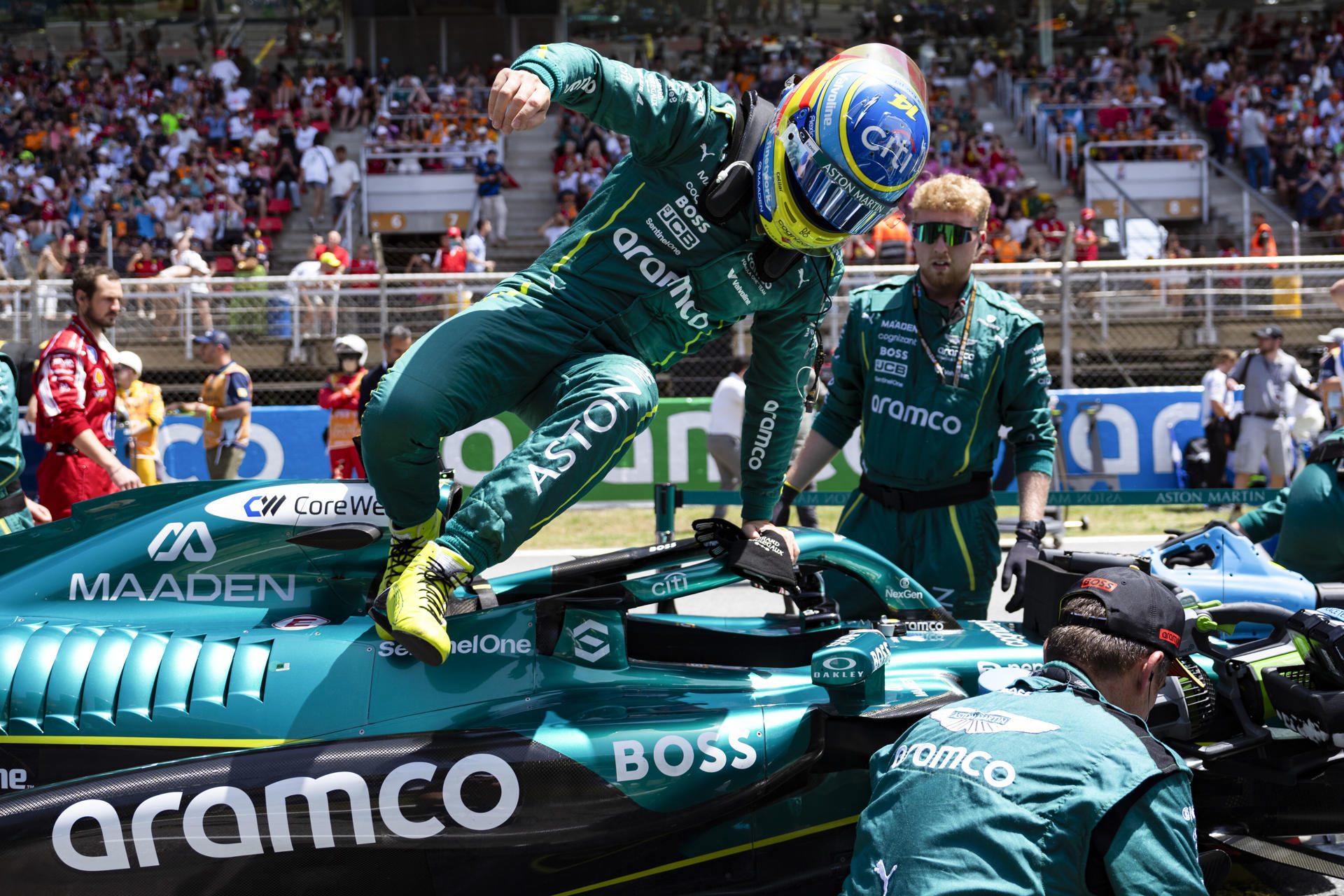 El piloto español del equipo Aston Martin Fernando Alonso, durante el Gran Premio de España de Fórmula Uno, este domingo en el circuito de Barcelona-Cataluña, en Montmeló (Barcelona).- EFE/ Siu Wu