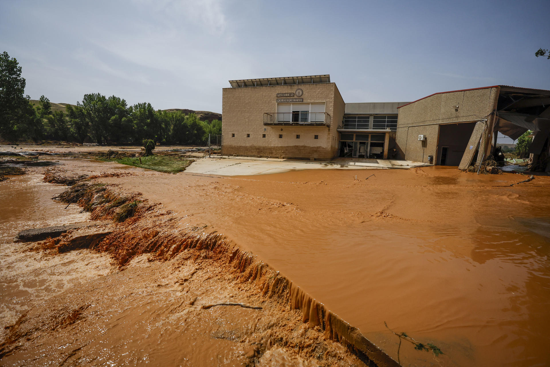 Vista este sábado de los daños materiales provocados por las intensas tormentas de ayer en la localidad de Azuara (Zaragoza). Cuatro carreteras permanecen cortadas tras las fuertes tormentas que descargaron a última hora de este viernes en zonas de la provincia de Zaragoza y Teruel y que obligaron al rescate de diez vecinos de la localidad de Letux atrapados por el agua. EFE/ Javier Cebollada