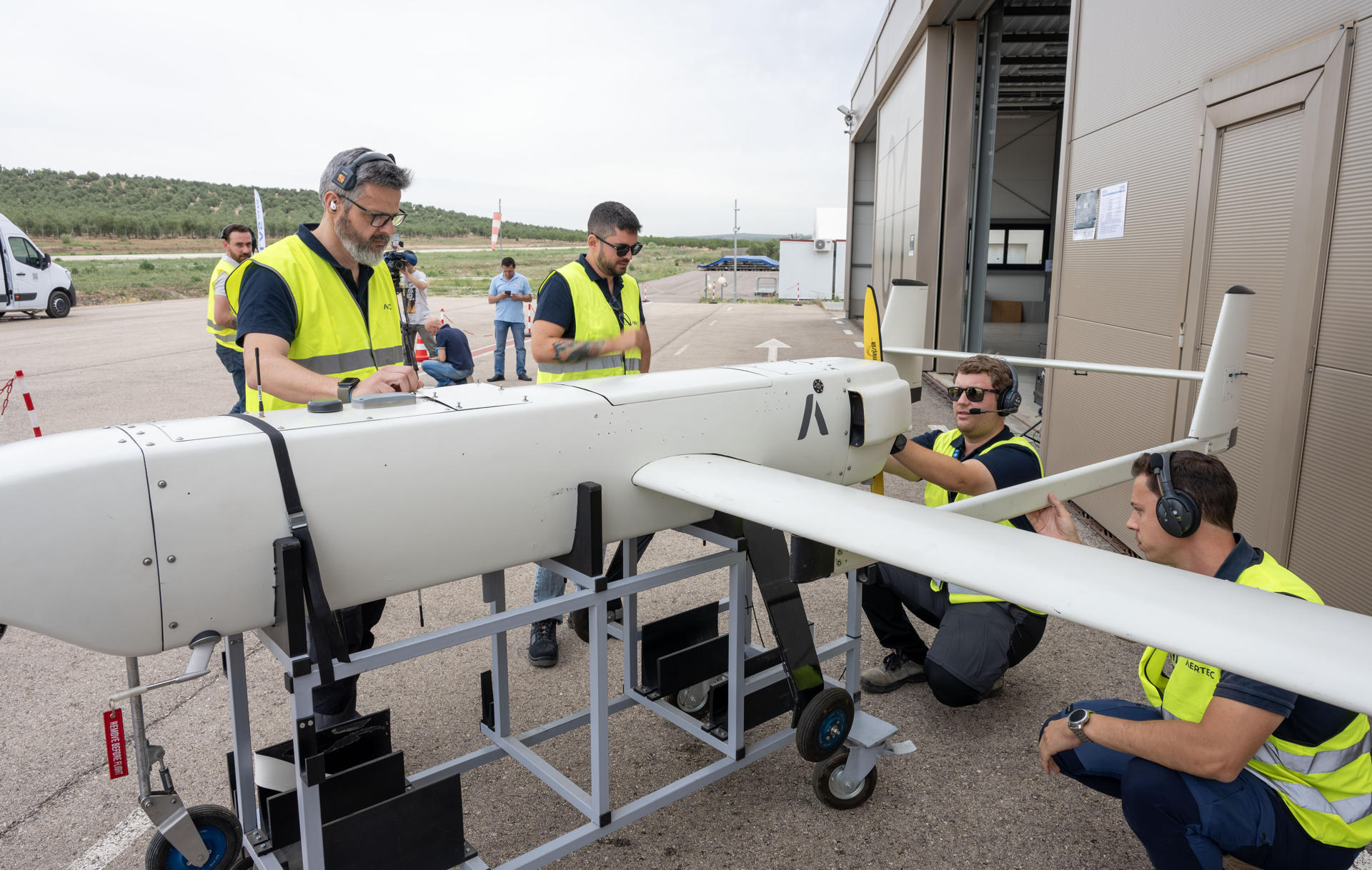 El equipo técnico revisa el dron Tarsis 75 en el Centro Experimental de Vuelos ATLAS en Villacarrillo (Jaén) durante la demostración del proyecto europeo U-ELCOME para trasladar suministros médicos en zonas rurales remotas utilizando aparatos no tripulados. EFE/José Manuel Pedrosa
