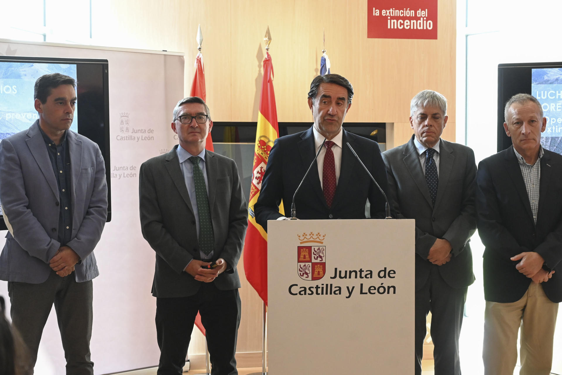 El consejero de Medio Ambiente Juan Carlos Suárez Quiñones (c) durante la presentación este viernes del plan de incendios 2025. EFE/J.Casares