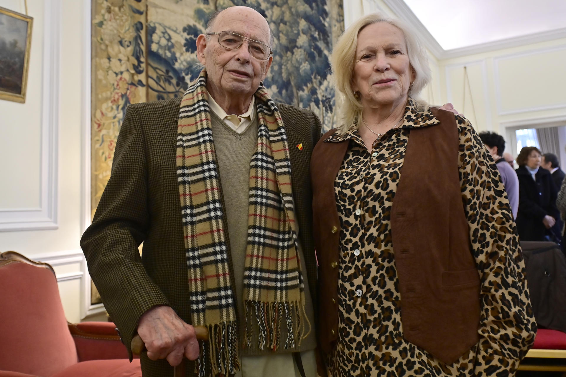 El presidente de la Asociación Niños de la Guerra Civil Española en Argentina, Jose Luis Vidaller (i), posa junto a su esposa Susana Lecca durante una entrevista con EFE este jueves, en Buenos Aires (Argentina). EFE/Matias Martin Campaya
