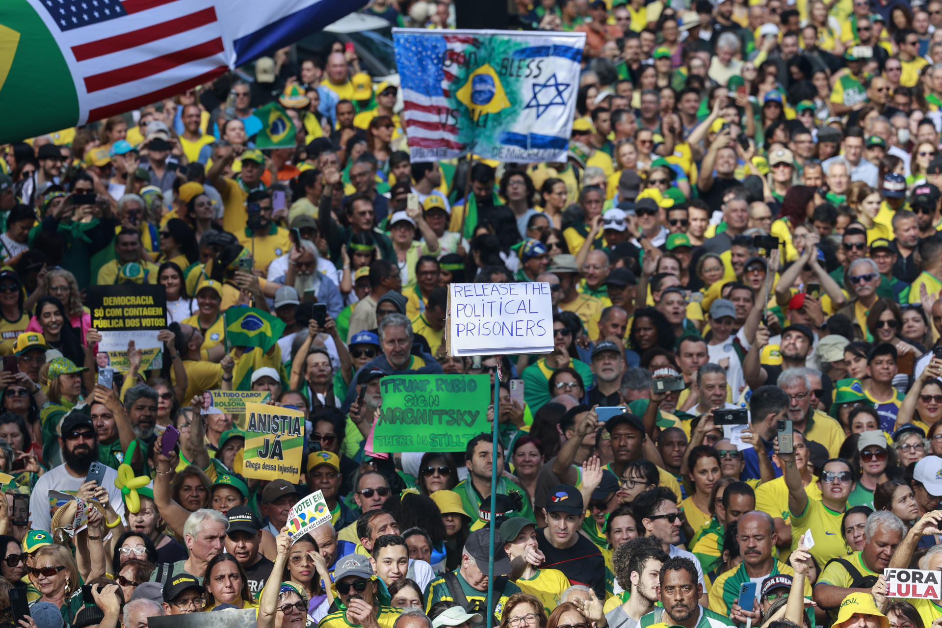 Simpatizantes del expresidente brasileño Jair Bolsonaro participan en una movilización este domingo, en la avenida Paulista de Sao Paulo (Brasil). EFE/ Sebastiao Moreira