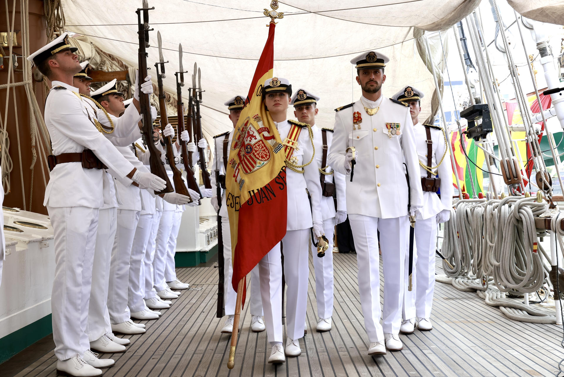 La princesa Leonor de Borbón (c), participa durante el acto de Jura de Bandera a bordo del Buque-Escuela Juan Sebastián de Elcano, este viernes en Nueva York (EE.UU.). EFE/Casa Real/Francisco Gómez
