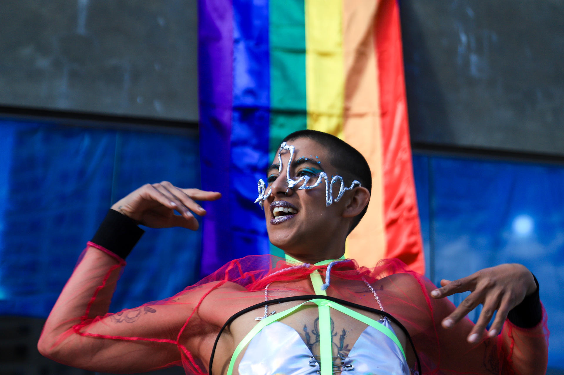 Una persona participa durante el desfile del orgullo LGTBI este sábado, en La Paz (Bolivia). EFE/ Gabriel Márquez